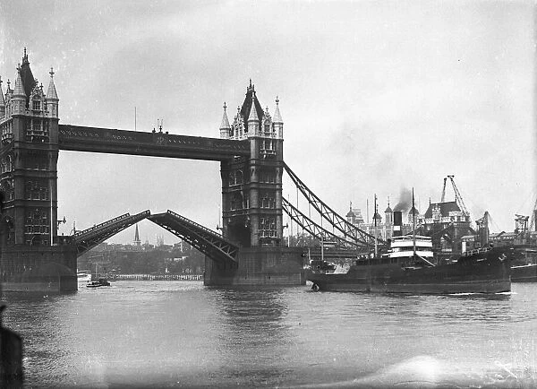 Tower Bridge 1930S. A close-up photograph of Tower Bridge, a bascule bridge