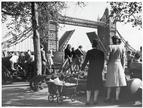 Tower Bridge 1940S