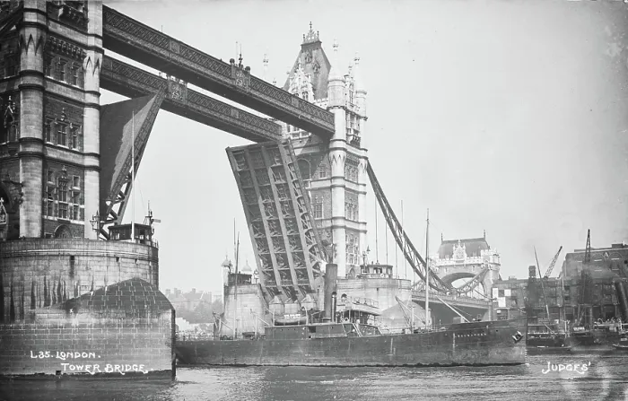 Framed Print : Tower Bridge Framed Print : Tower Bridge