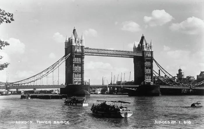 Framed Print : Tower Bridge in London Framed Print : Tower Bridge in London