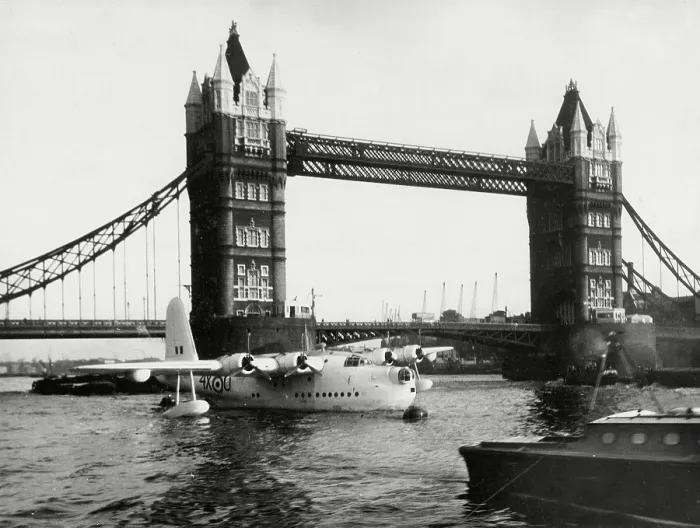 Framed Print : Tower Bridge, London with Short Sutherland flying boat Framed Print : Tower Bridge, London with Short Sutherland flying boat