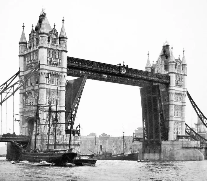Framed Print : Tower Bridge, London - Victorian period Framed Print : Tower Bridge, London - Victorian period
