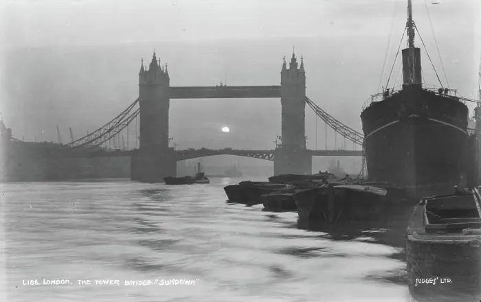 Framed Print : Tower Bridge at Sundown - London, England Framed Print : Tower Bridge at Sundown - London, England