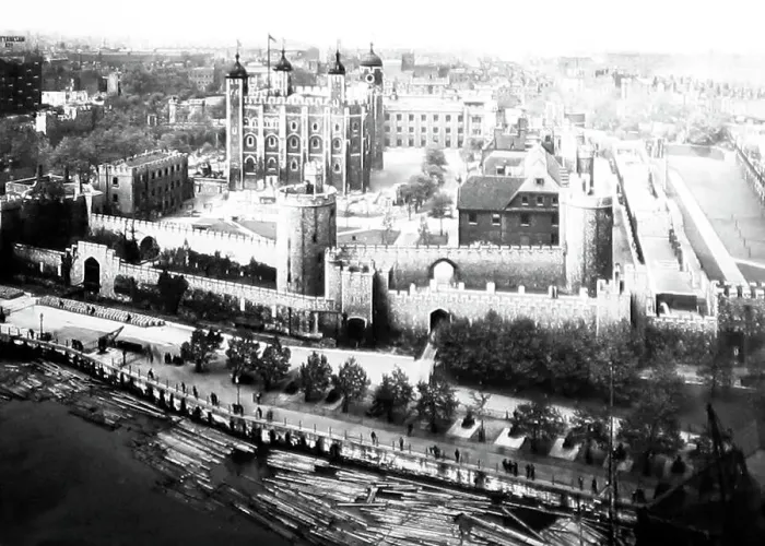 Framed Print : Tower of London from Tower Bridge, London Framed Print : Tower of London from Tower Bridge, London