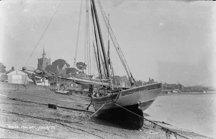 Framed Print : Traditional Sailing Boat at Maldon Framed Print : Traditional Sailing Boat at Maldon