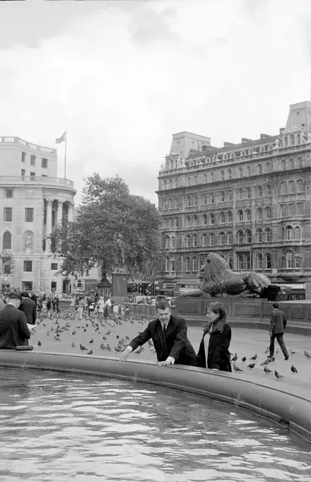 Framed Print : Trafalgar Square: A couple enjoying a fountain Framed Print : Trafalgar Square: A couple enjoying a fountain