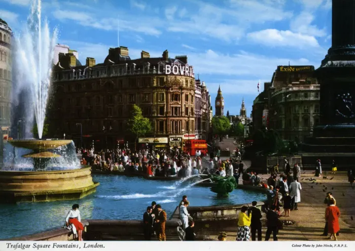 Framed Print : Trafalgar Square Fountains, London Framed Print : Trafalgar Square Fountains, London