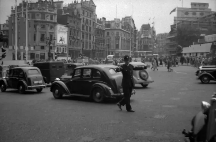 Framed Print : Trafalgar Square, London, 1953 Framed Print : Trafalgar Square, London, 1953