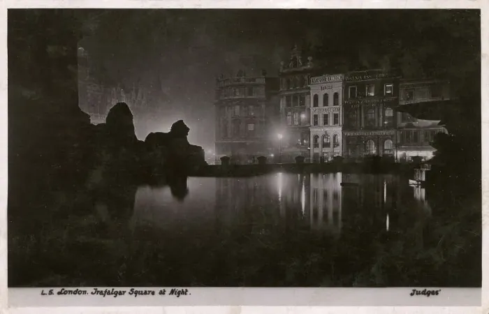 Framed Print : Trafalgar Square at night - London, England Framed Print : Trafalgar Square at night - London, England
