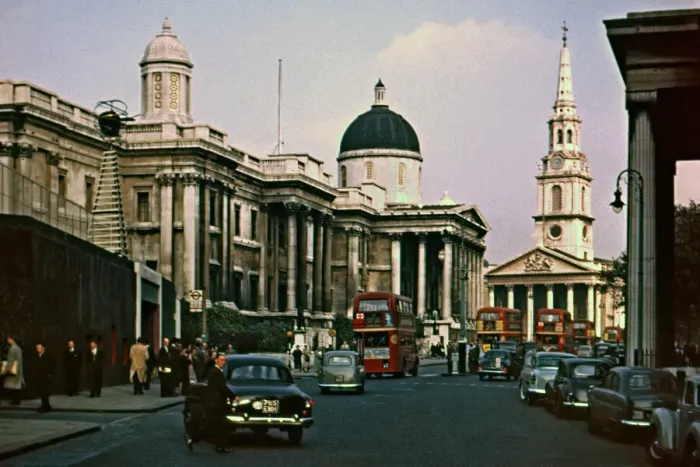 Framed Print : Trafalgar Square with traffic, London Framed Print : Trafalgar Square with traffic, London