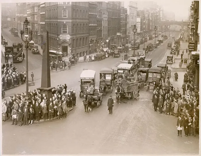Framed Print : Traffic at Ludgate Circus is halted and passers-by stand still to observe a minute's silence on Armistice Day Date: 1926