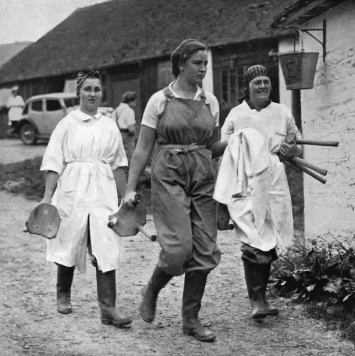 Framed Print : Trainee milkmaids, Womens Land Army, 1939 Framed Print : Trainee milkmaids, Womens Land Army, 1939