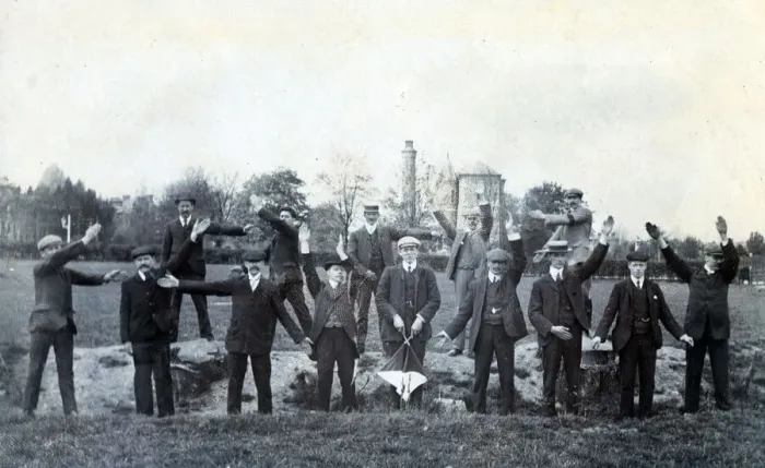 Framed Print : Trainee Signalmen use semaphore to spell their regiment Framed Print : Trainee Signalmen use semaphore to spell their regiment