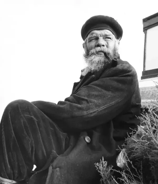 Framed Print : Tramp sitting on grass, Balham, SW London Framed Print : Tramp sitting on grass, Balham, SW London