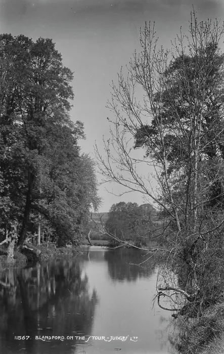 Framed Print : Tranquil Scene by the River Stour Framed Print : Tranquil Scene by the River Stour