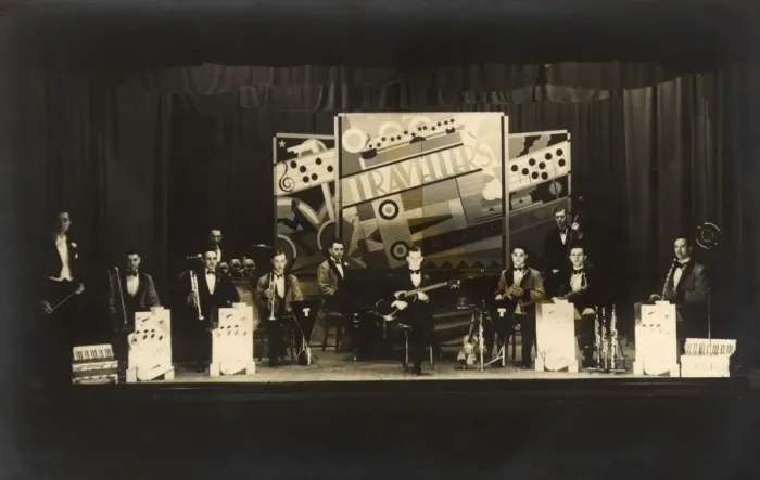 Framed Print : Travellers - A superb photograph of a Jazz Ensemble Framed Print : Travellers - A superb photograph of a Jazz Ensemble