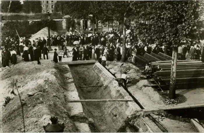 Framed Print : Trenches dug in street, Porte Maillot, Paris, France, WW1 Framed Print : Trenches dug in street, Porte Maillot, Paris, France, WW1