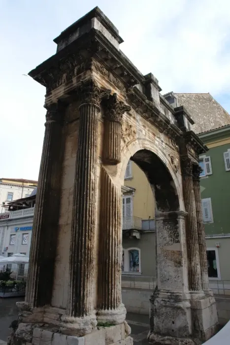 Framed Print : Triumphal arch of the Sergii, Pula, Croatia Framed Print : Triumphal arch of the Sergii, Pula, Croatia