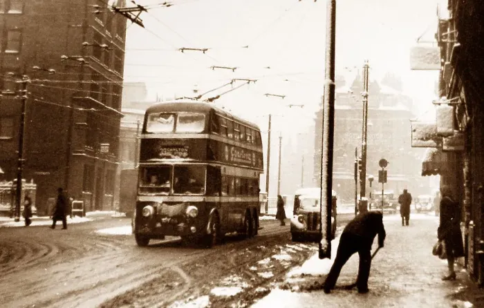 Framed Print : Trolleybus in Parliament Square Nottingham in 1949 Framed Print : Trolleybus in Parliament Square Nottingham in 1949