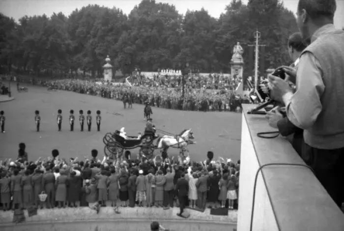 Framed Print : Trooping the Colour - Queen Victoria Memorial Framed Print : Trooping the Colour - Queen Victoria Memorial