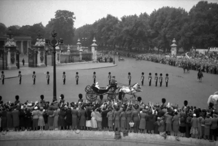Framed Print : Trooping the Colour - Queen Victoria Memorial Framed Print : Trooping the Colour - Queen Victoria Memorial