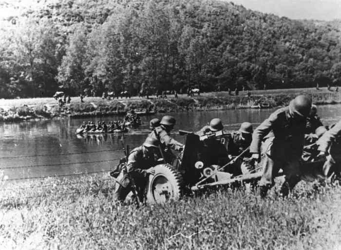 Framed Print : troops crossing river during World War II Date: 1939-1945 Framed Print : troops crossing river during World War II Date: 1939-1945