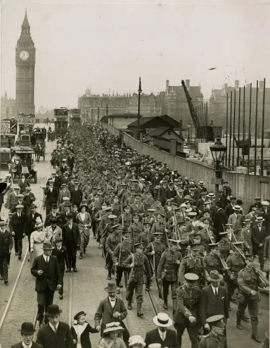 Framed Print : Troops crossing Westminster Bridge, London, WW1 Framed Print : Troops crossing Westminster Bridge, London, WW1