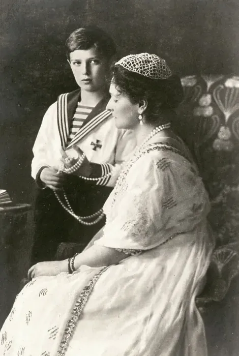 Framed Print : Tsaritsa Alexandra Feodorovna (1872-1918), Empress of Russia and wife of Tsar Nicholas II, together with her son the Tsesarevich Alexei (1905-1918). Date: 1913 Framed Print : Tsaritsa Alexandra Feodorovna (1872-1918), Empress of Russia and wife of Tsar Nicholas II, together with her son the Tsesarevich Alexei (1905-1918). Date: 1913