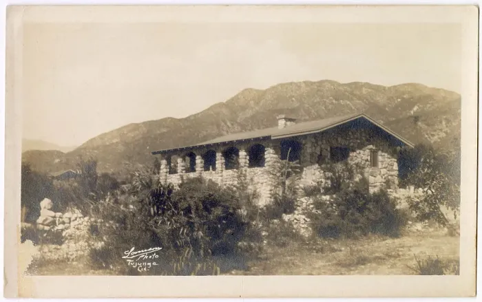 Framed Print : Tujunga (Tuyunga), Los Angeles County, California, USA - stone bungalow built with local materials. Date: circa 1920s Framed Print : Tujunga (Tuyunga), Los Angeles County, California, USA - stone bungalow built with local materials. Date: circa 1920s