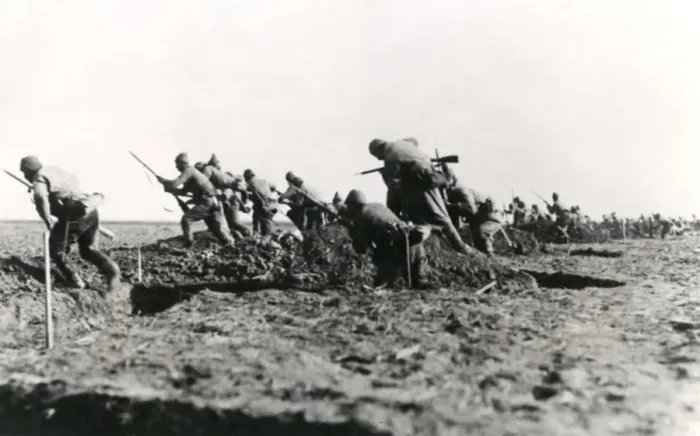 Framed Print : Turkish troops emerging from trenches, Palestine, WW1 Framed Print : Turkish troops emerging from trenches, Palestine, WW1