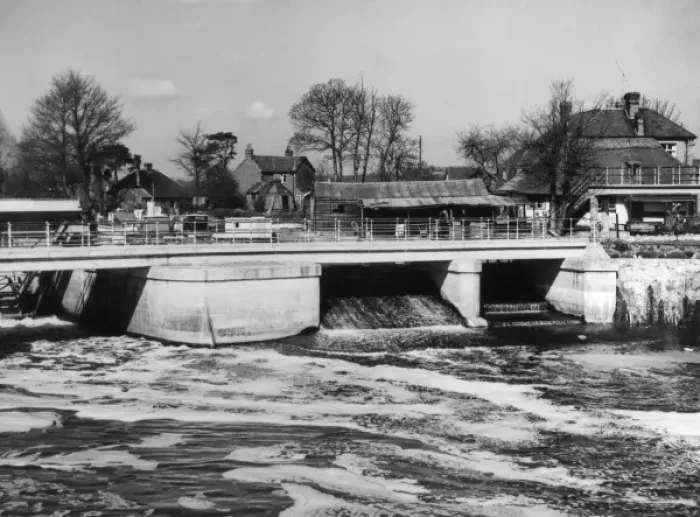 Framed Print : Twyford Bridge Weir Framed Print : Twyford Bridge Weir