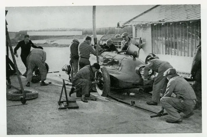 Framed Print : Tyre change and refuelling at Montlhery, France Framed Print : Tyre change and refuelling at Montlhery, France