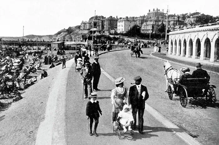 Framed Print : Undercliffe Drive, Bournemouth Framed Print : Undercliffe Drive, Bournemouth