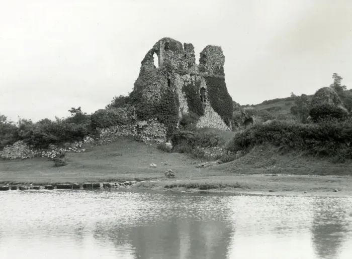 Framed Print : Unidentified castle ruin, Pembrokeshire, South Wales Framed Print : Unidentified castle ruin, Pembrokeshire, South Wales