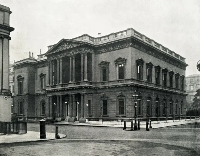 Framed Print : The United Service Club, Pall Mall, London Framed Print : The United Service Club, Pall Mall, London