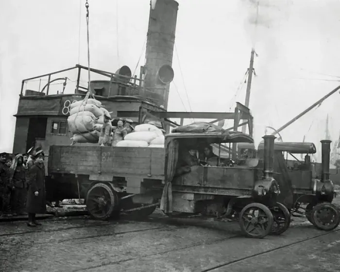 Framed Print : Unloading flour from a ship for the Western Front, WW1 Framed Print : Unloading flour from a ship for the Western Front, WW1