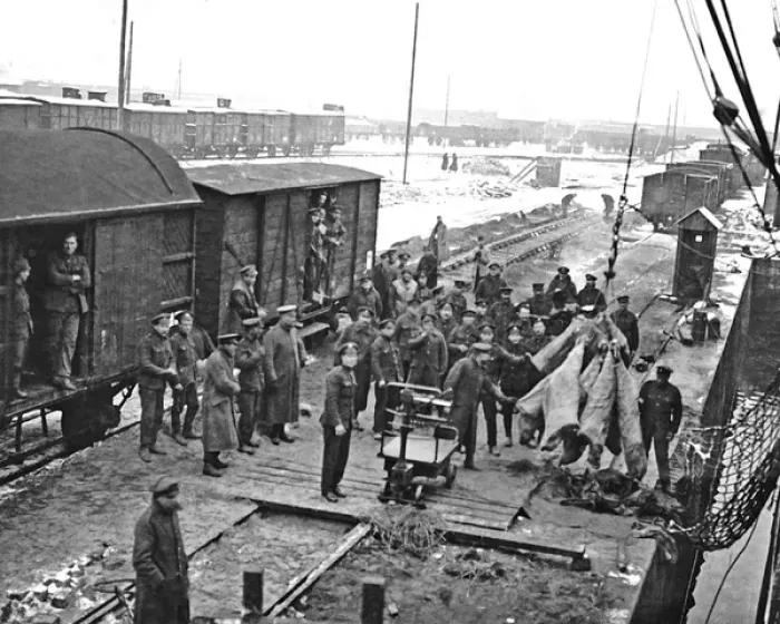 Framed Print : Unloading meat from ship to train, Western Front, WW1 Framed Print : Unloading meat from ship to train, Western Front, WW1