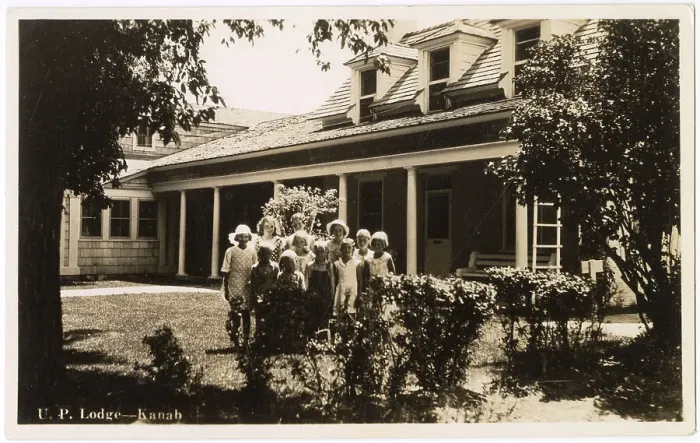 Framed Print : U.P. Lodge, Kanab, Kane County, Utah, USA, with a group of children on the lawn. The lodge was midway between Grand Canyon (Arizona) and Bryce Canyon (Utah). Date: 1930s Framed Print : U.P. Lodge, Kanab, Kane County, Utah, USA, with a group of children on the lawn. The lodge was midway between Grand Canyon (Arizona) and Bryce Canyon (Utah). Date: 1930s