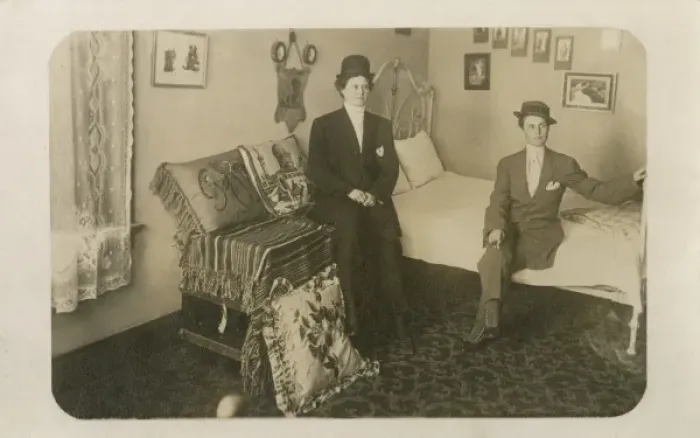 Framed Print : USA - a Lesbian couple at home Framed Print : USA - a Lesbian couple at home