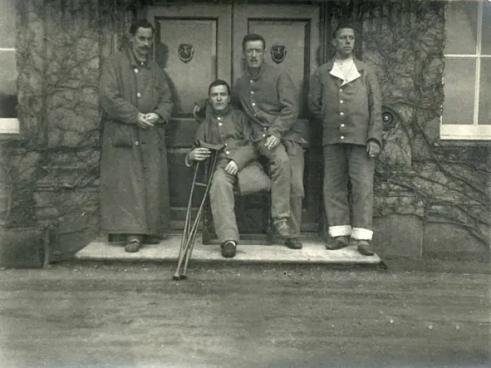 Framed Print : Four VAD patients at Quex House front door Framed Print : Four VAD patients at Quex House front door