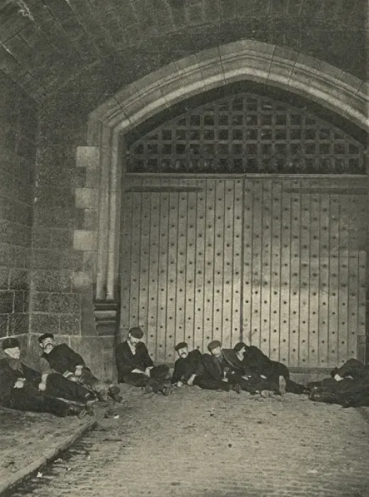 Framed Print : Vagrants sleeping rough in London Framed Print : Vagrants sleeping rough in London