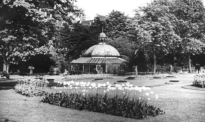 Framed Print : Valley Gardens, Harrogate in the 1930 / 40s Framed Print : Valley Gardens, Harrogate in the 1930 / 40s