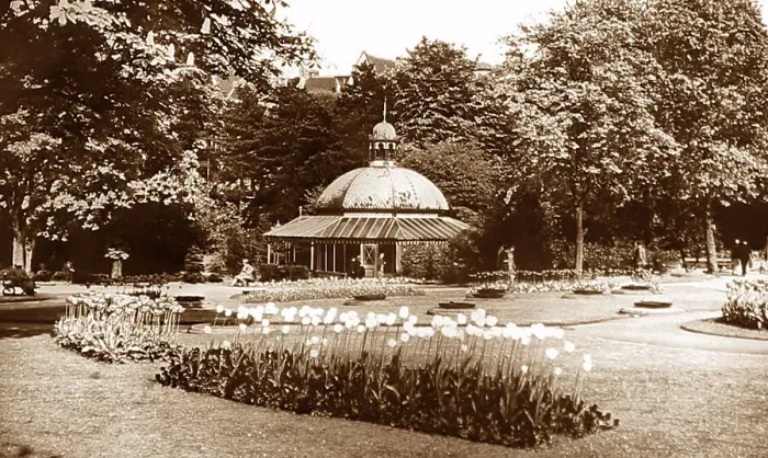 Framed Print : Valley Gardens, Harrogate in the 1930s Framed Print : Valley Gardens, Harrogate in the 1930s
