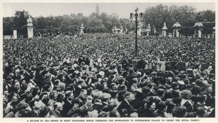 Framed Print : VE Day. Crowds to welcome King George VI and Queen Mary as they appeared Framed Print : VE Day. Crowds to welcome King George VI and Queen Mary as they appeared