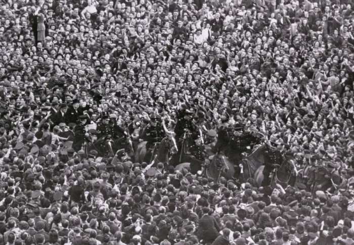Framed Print : VE Day - aerial view of crowds in London - Churchill Framed Print : VE Day - aerial view of crowds in London - Churchill