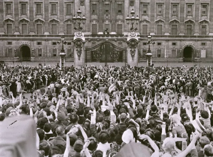 Framed Print : VE Day - crowds at Buckingham Palace Framed Print : VE Day - crowds at Buckingham Palace