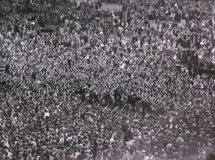 Framed Print : VE Day - crowds cheer Winston Churchill Framed Print : VE Day - crowds cheer Winston Churchill