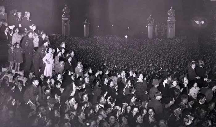Framed Print : VE Day - Crowds on VE night Framed Print : VE Day - Crowds on VE night