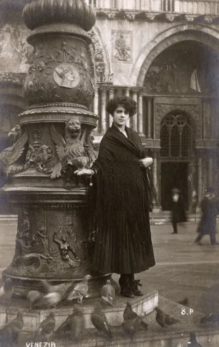Framed Print : Venetian Girl in traditional shawl, St Marks Square, Venice Framed Print : Venetian Girl in traditional shawl, St Marks Square, Venice