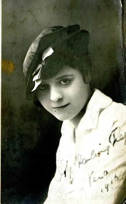 Framed Print : Vera Vivian, performer, in a signed portrait photo Framed Print : Vera Vivian, performer, in a signed portrait photo